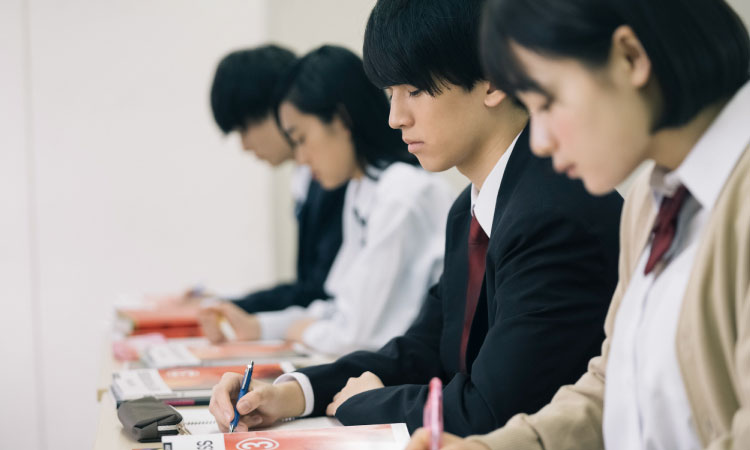 受験勉強をする学生