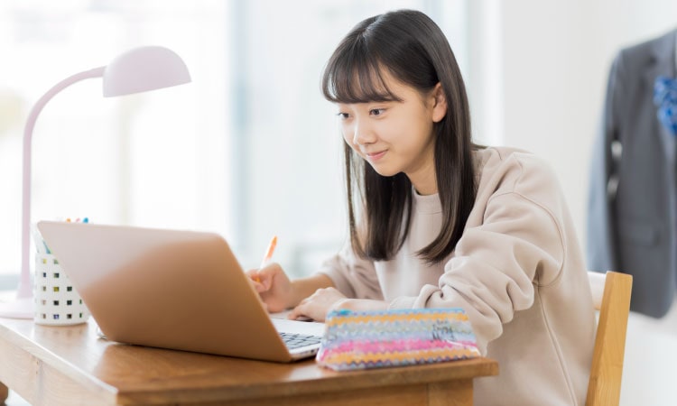 オンライン内見をする学生